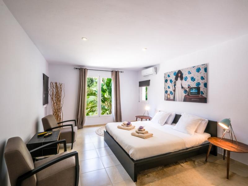 Villa Zola , Roca Llisa 