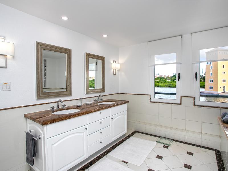 Marina 360 , Cupecoy 