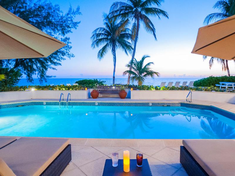 Coconut Walk , Seven Mile Beach 