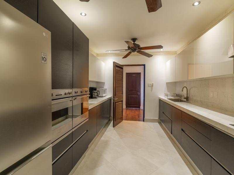 Smugglers Cove Penthouse Apartment 7 , Beachfront villas Barbados , Paynes Bay , St James , West Coast Barbados 