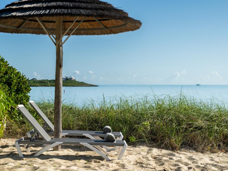 Goldfinger Villa - Beachfront , Long Bay 