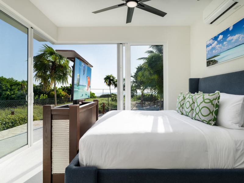 Goldfinger Villa - Beachfront , Long Bay 