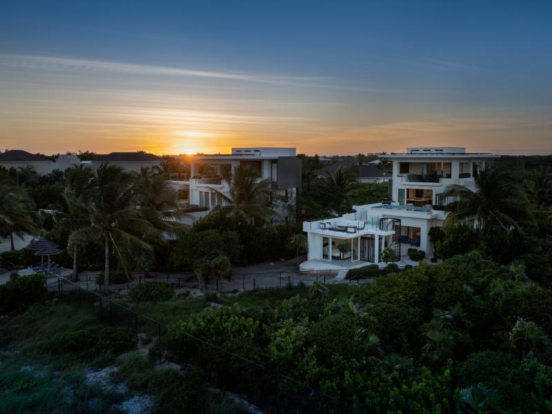 Goldfinger Villa - Beachfront , Long Bay 